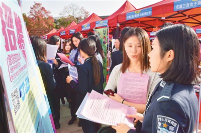 在安徽省合肥市蜀山區(qū)舉辦的“四送一服”高校畢業(yè)生專場(chǎng)招聘會(huì)現(xiàn)場(chǎng)，大學(xué)生在與企業(yè)招聘人員交流。葛宜年攝（人民視覺(jué)）