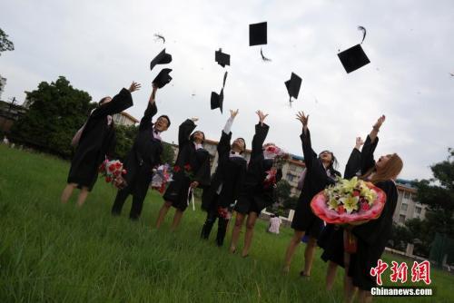 資料圖：留學生拋帽子慶祝畢業(yè)。中新社發(fā) 趙琳露 攝