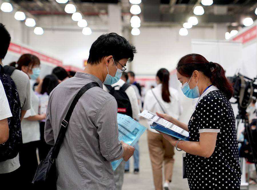 上海解封后離職需要排隊，留任獎漲到4500留不住人，畢業(yè)生還去嗎？