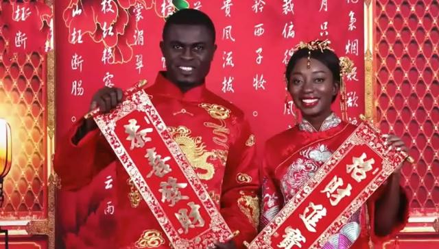 非洲留學生在中國相愛，婚禮采用全中式，網(wǎng)友看到結(jié)婚照笑壞了