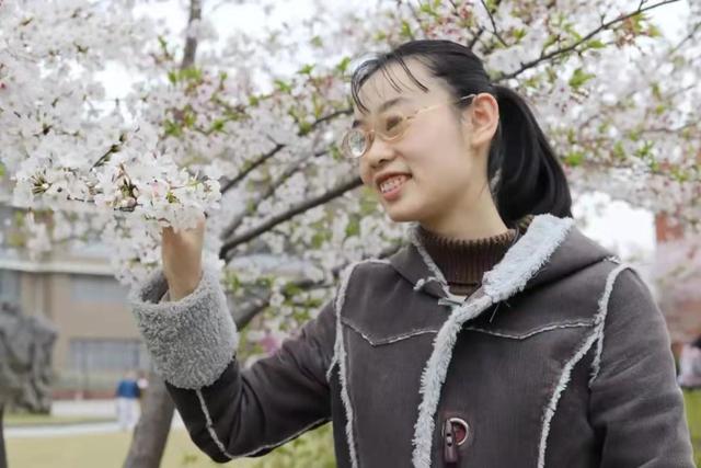 視障女孩從小來(lái)上海求學(xué)，本科考入華師大，如今即將成為復(fù)旦首位盲人研究生！