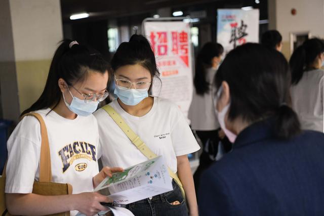 新華視點｜“先落戶后就業(yè)”、發(fā)放就業(yè)補貼……多地多措并舉促進高校畢業(yè)生就業(yè)