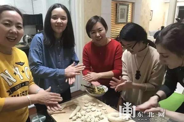 包餃子吃年夜飯 外國留學(xué)生在哈爾濱感受“中國年”